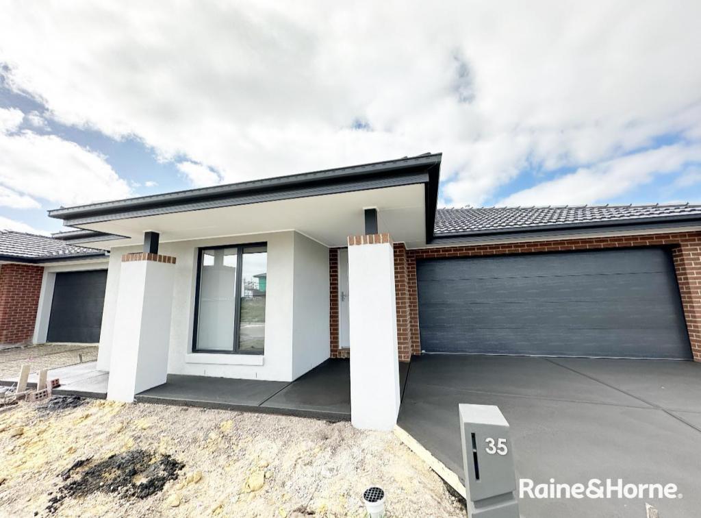 35 Dalhalla Cct, Clyde North, VIC 3978