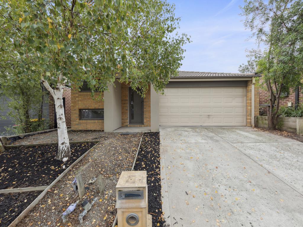 32 BOTHAM CRES, PAKENHAM, VIC 3810