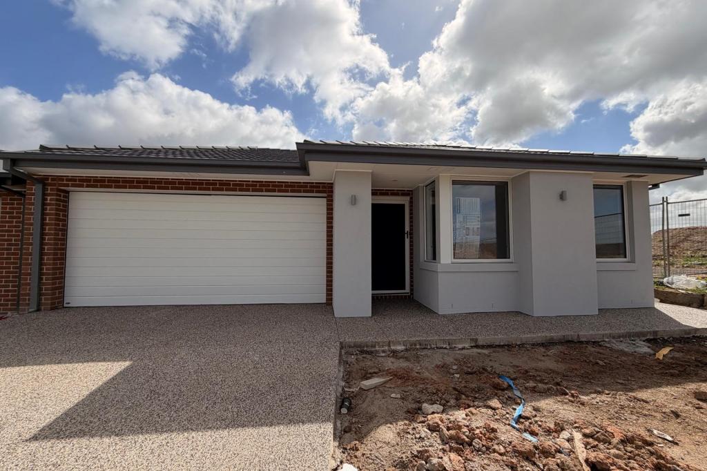 13 Kestrel St, Clyde North, VIC 3978