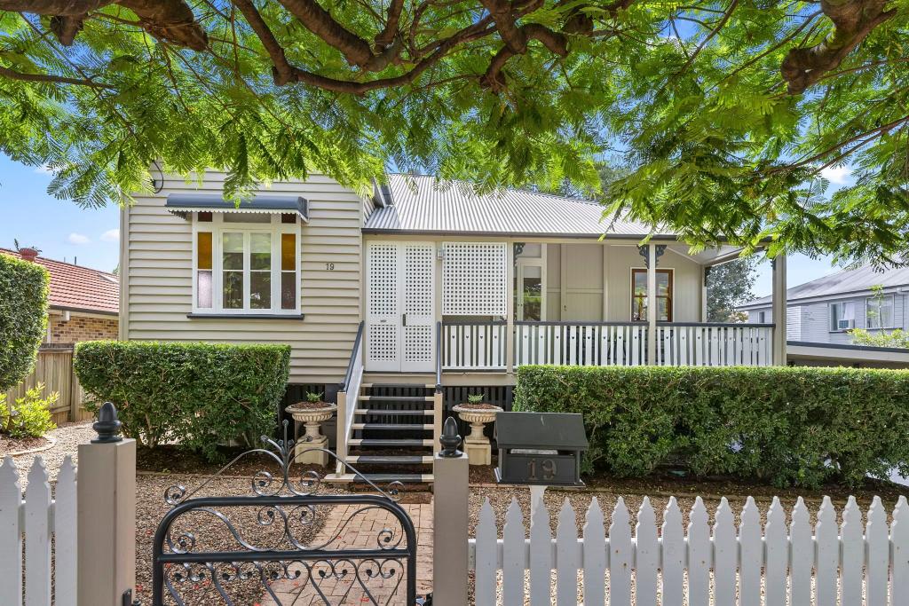 19 PHELAN ST, CLAYFIELD, QLD 4011