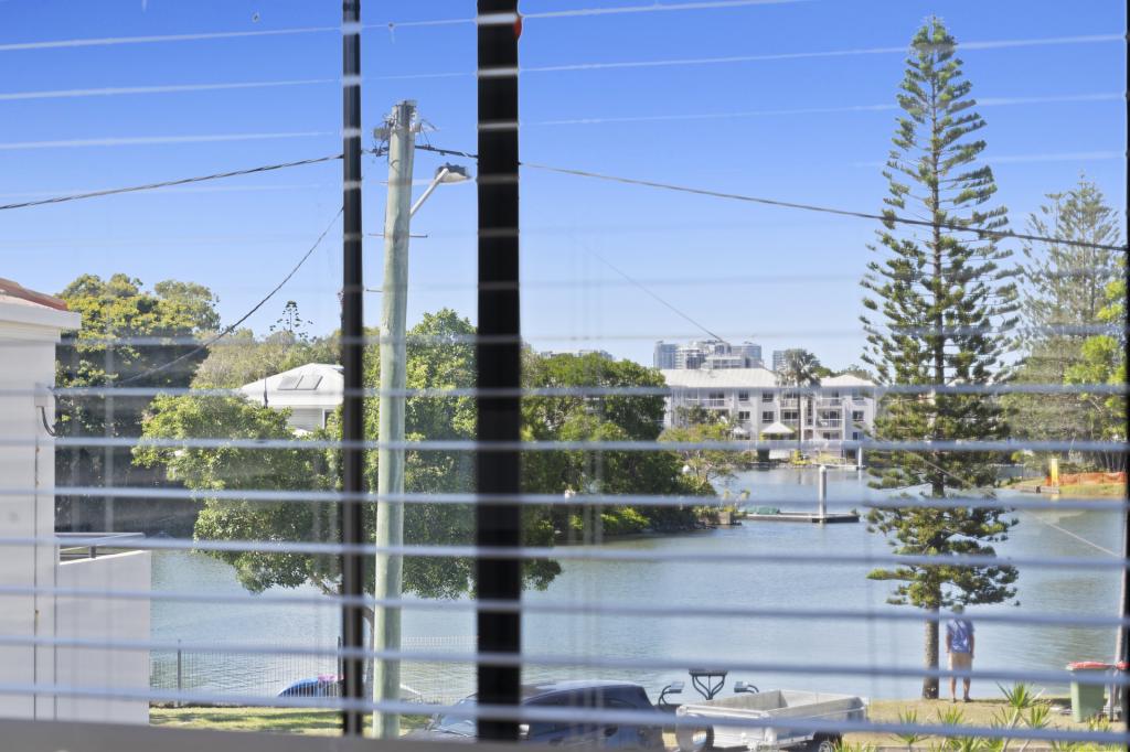 1/18 Ocean St, Runaway Bay, QLD 4216