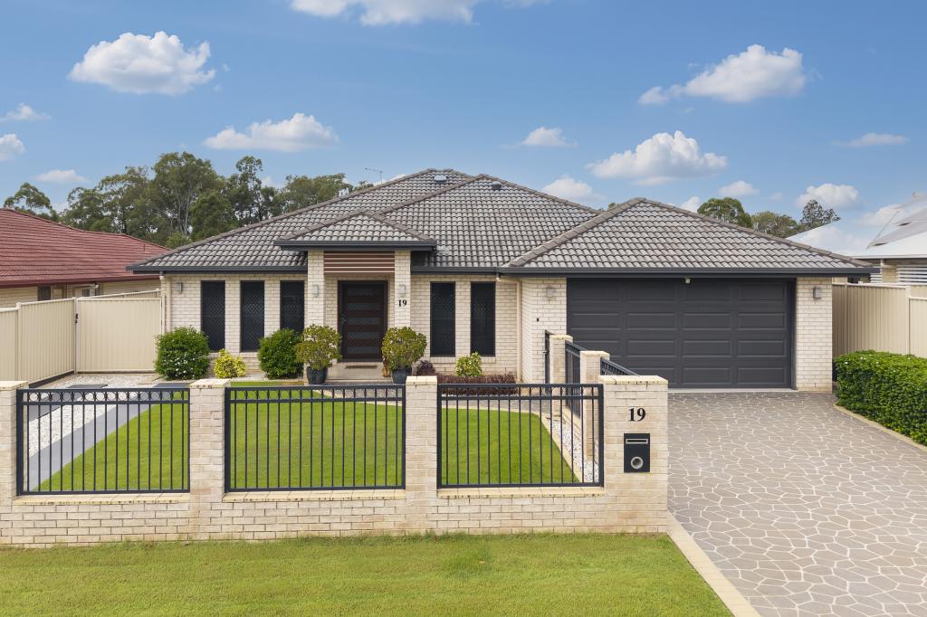 19 WILLIS CL, REDLAND BAY, QLD 4165