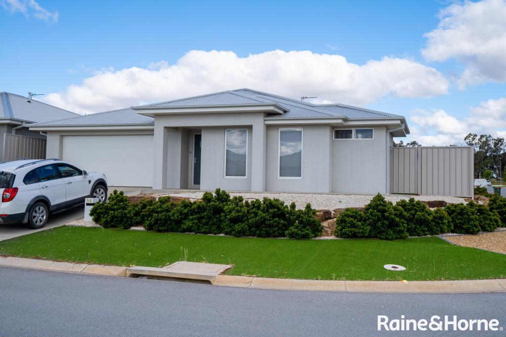 1/2 Barralong Way, Gobbagombalin, NSW 2650