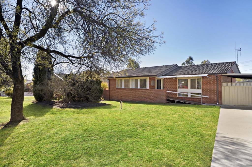28 Lindrum Cres, Holt, ACT 2615