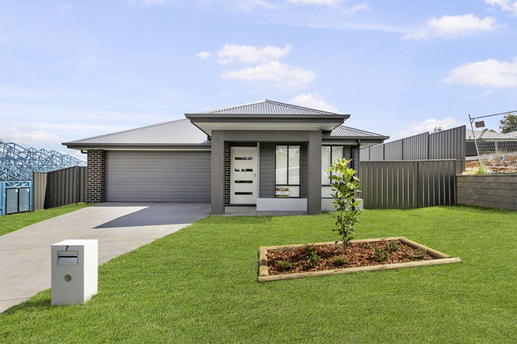 7 CANTER CL, RUTHERFORD, NSW 2320