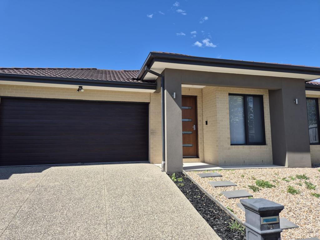 11 ARTFUL ST, DONNYBROOK, VIC 3064