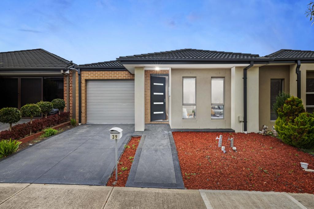 39 Dahlia Cres, Mickleham, VIC 3064