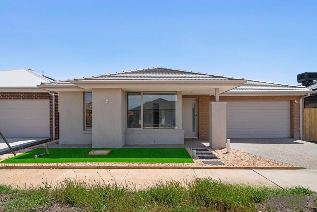 19 Harwich St, Rockbank, VIC 3335