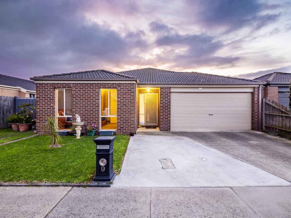 9 Karwarren Way, Cranbourne West, VIC 3977