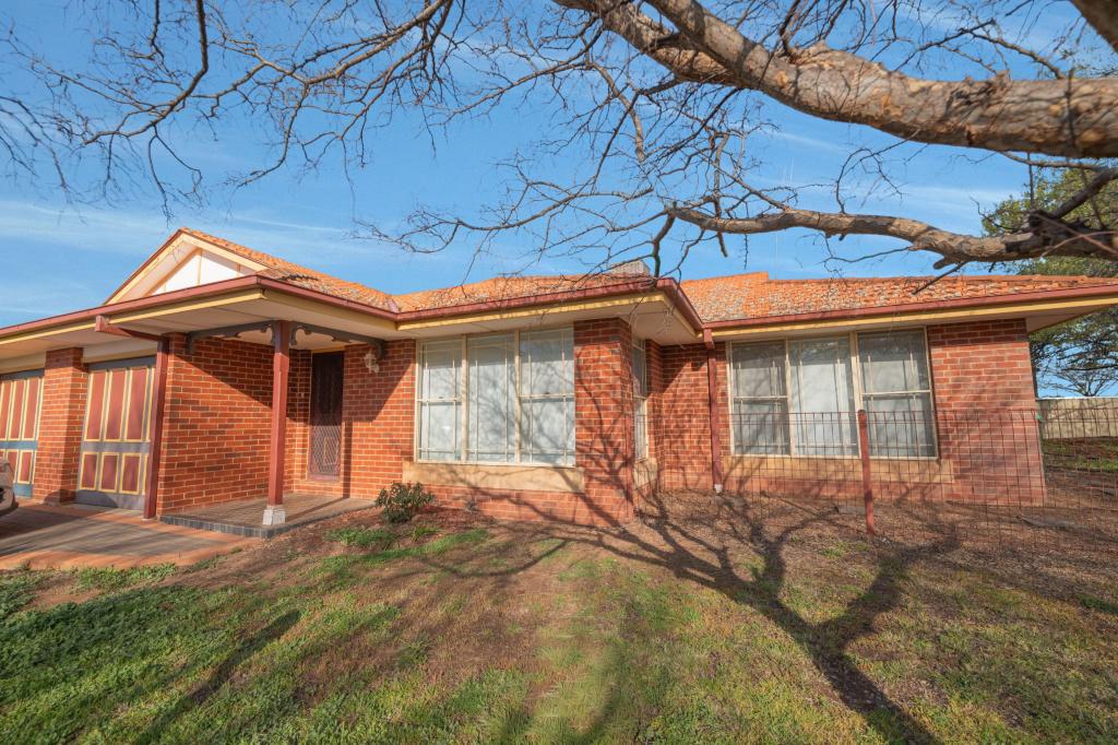 1/4 Friendship Pl, Parkes, NSW 2870