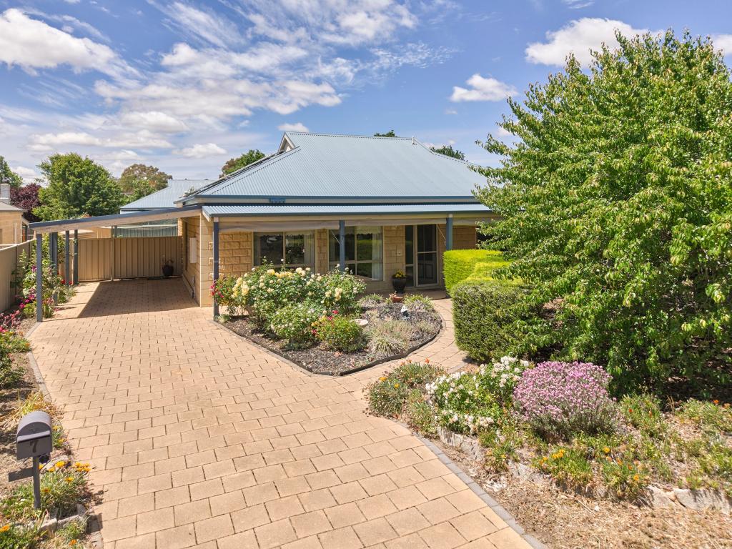 7 Marshall Cres, Heathcote, VIC 3523