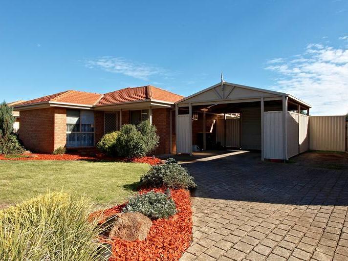 24 Lagarna Dr, Kurunjang, VIC 3337