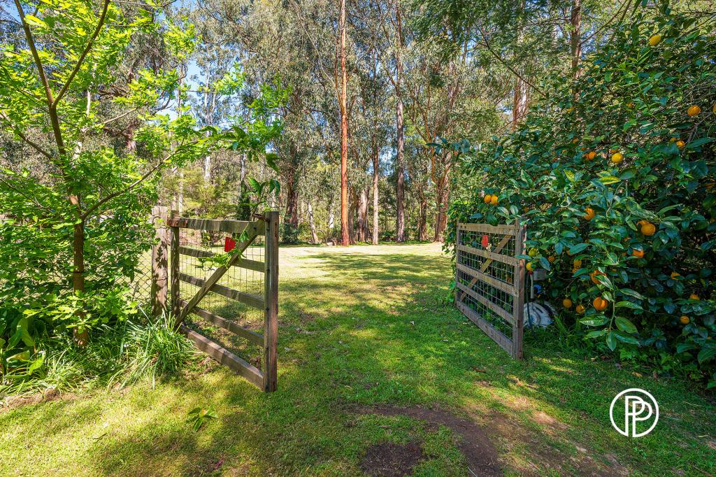 214 WOODS POINT RD, EAST WARBURTON, VIC 3799