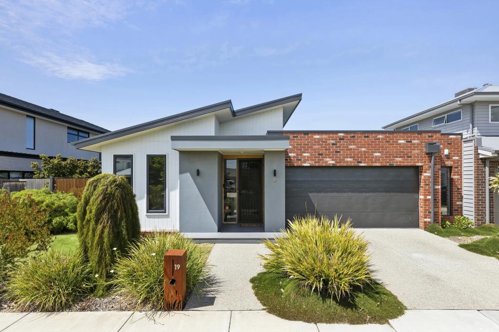 19 Buchanan Bvd, Armstrong Creek, VIC 3217