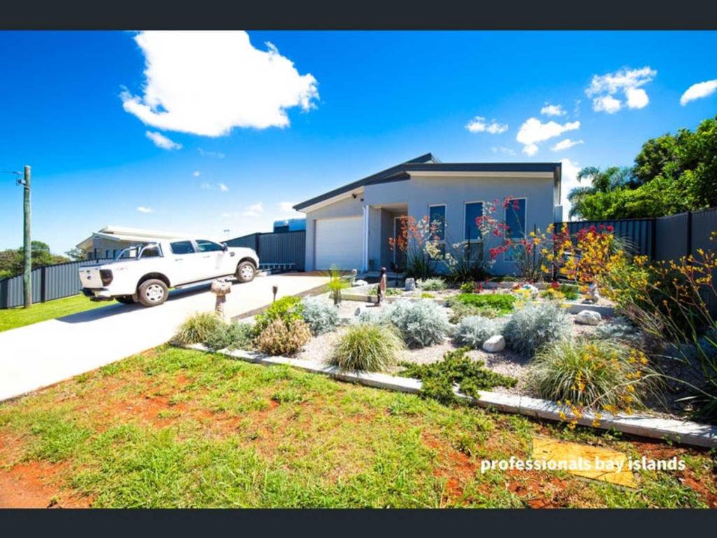 31 ROEBUCK RD, RUSSELL ISLAND, QLD 4184