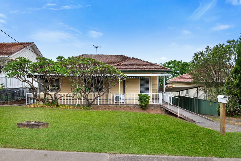 27 Colonial St, Campbelltown, NSW 2560