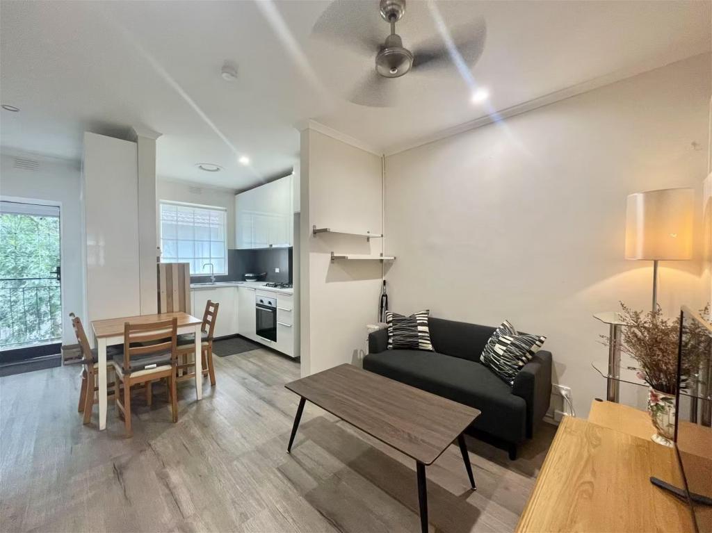 15 Rosstown Rd, Carnegie, VIC 3163