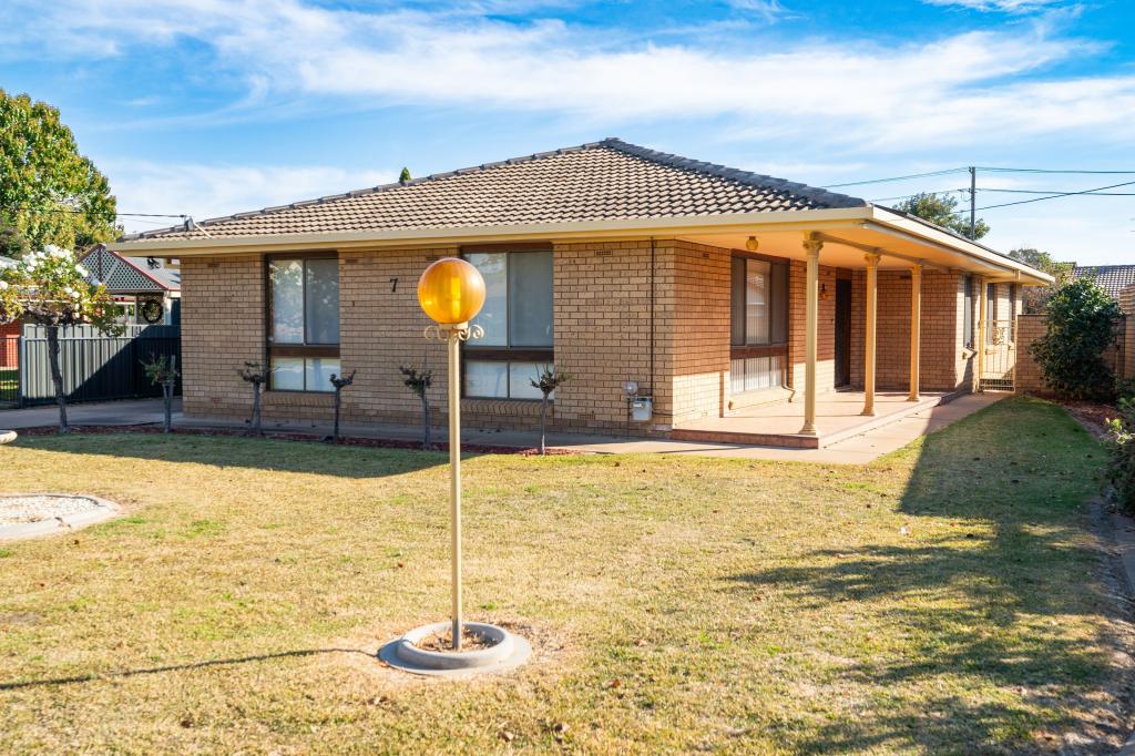 7 Fahey Cres, Culcairn, NSW 2660