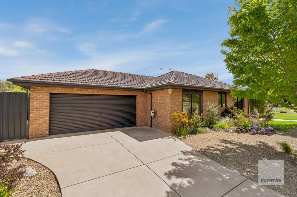 4 OAKTREE AVE, WYNDHAM VALE, VIC 3024
