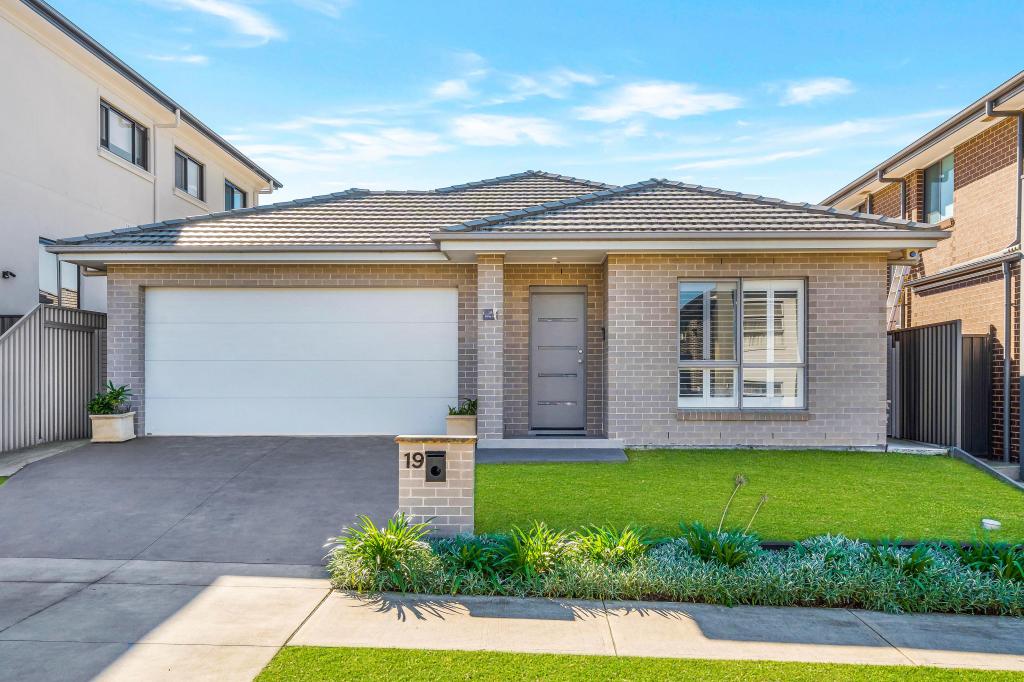 19 Flying Ave, Middleton Grange, NSW 2171