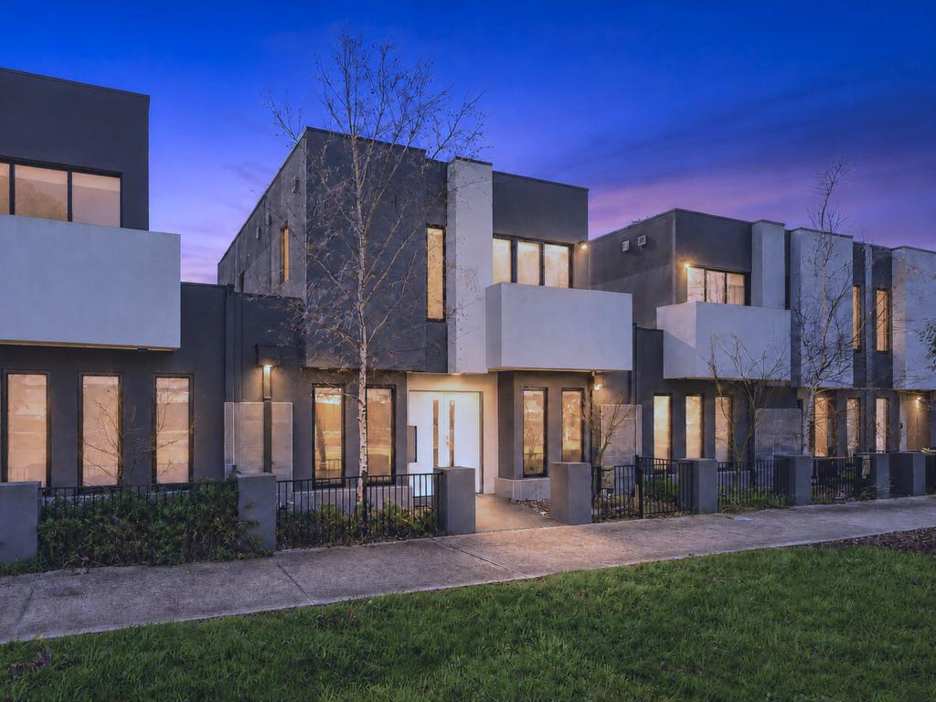 52 TITAN LODGE WALK, PAKENHAM, VIC 3810