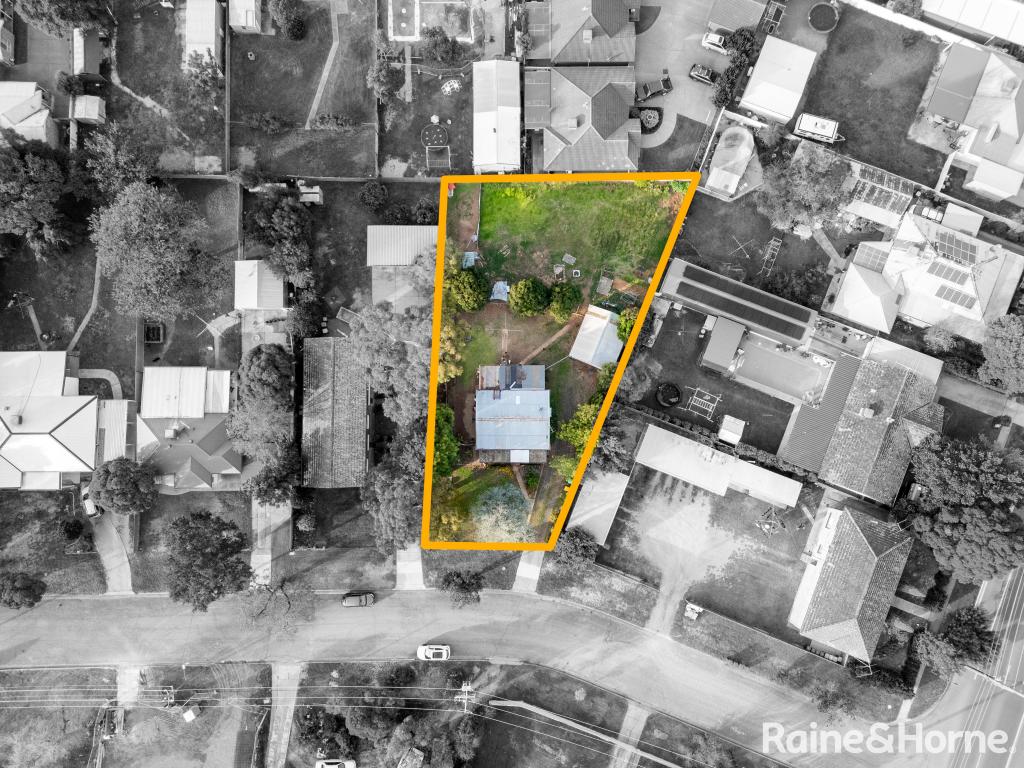 19 Cochrane St, Kooringal, NSW 2650