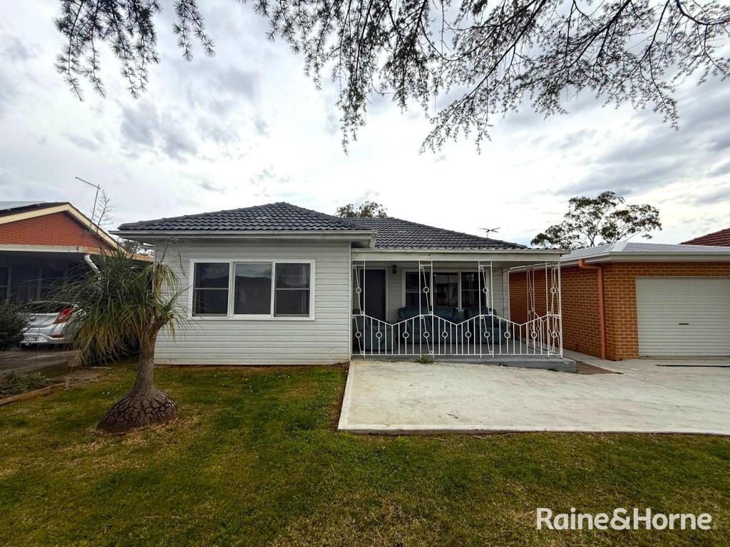 8 Cyprus St, Macquarie Fields, NSW 2564
