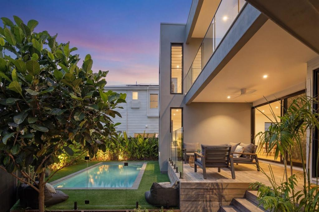 8 Egret Ave, Burleigh Waters, QLD 4220