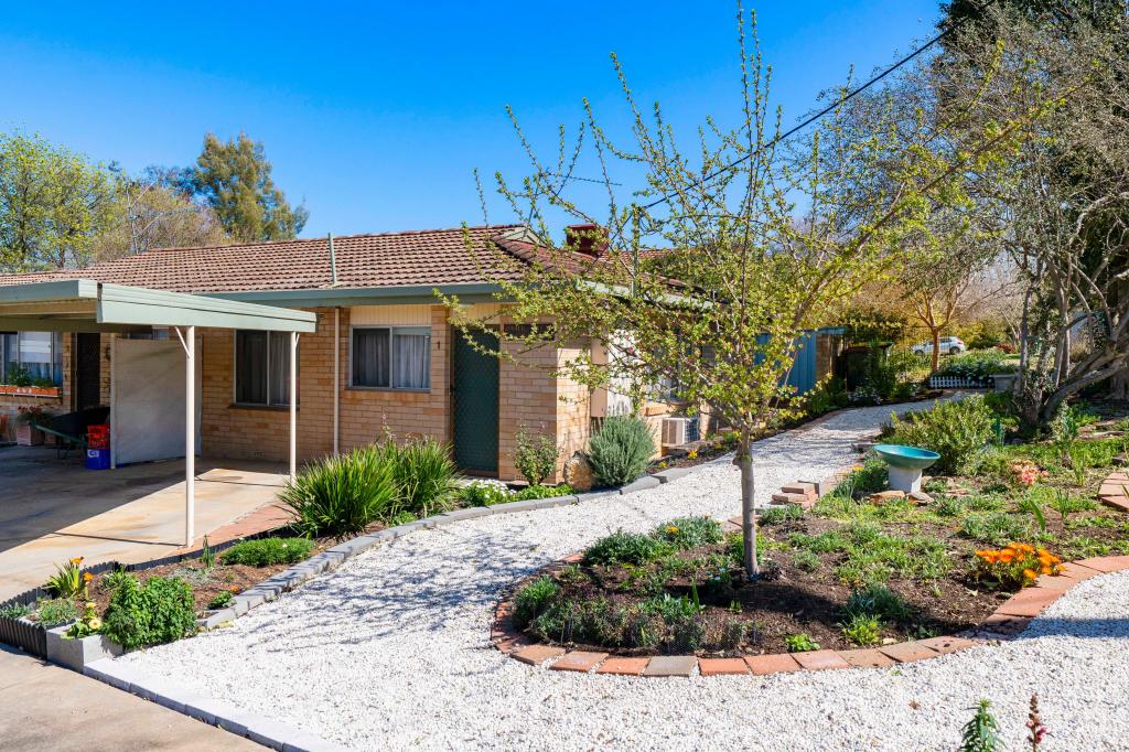 1/2 Fairbairn Cres, Kooringal, NSW 2650