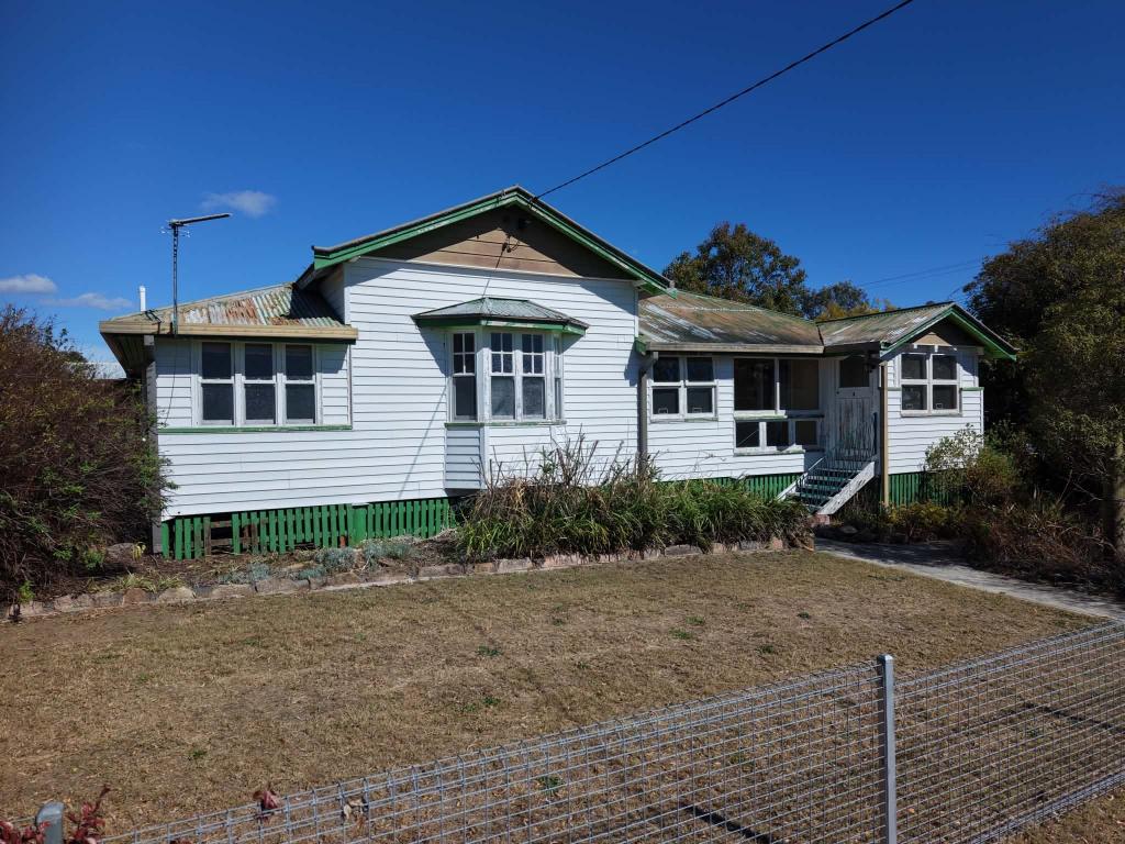 9 Albert St, Crows Nest, QLD 4355