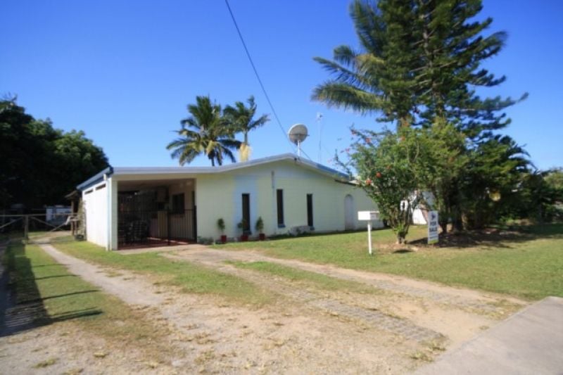 8 Dunbar St, Mooroobool, QLD 4870