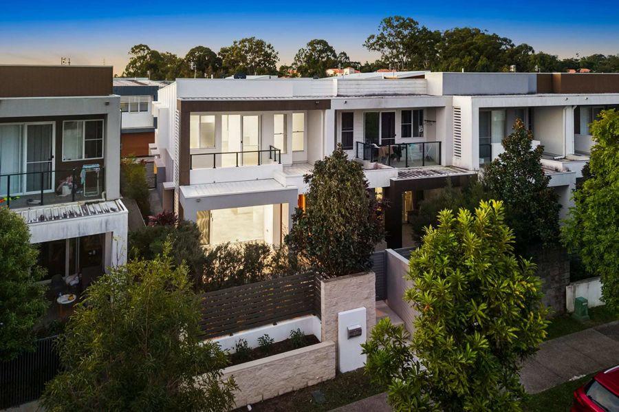 27 FLORABELLA DR, ROBINA, QLD 4226