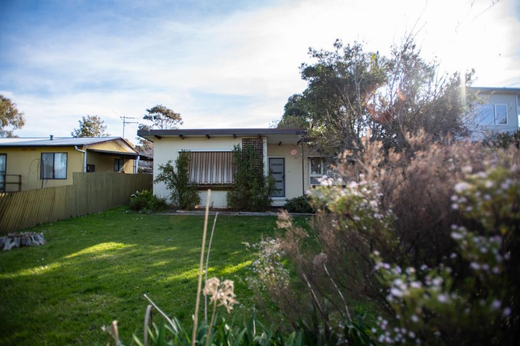 8 Seascape Ave, Cowes, VIC 3922