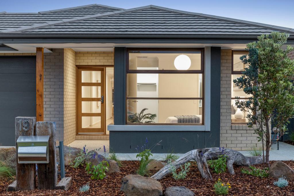 19 GARFIELD DR, ARMSTRONG CREEK, VIC 3217