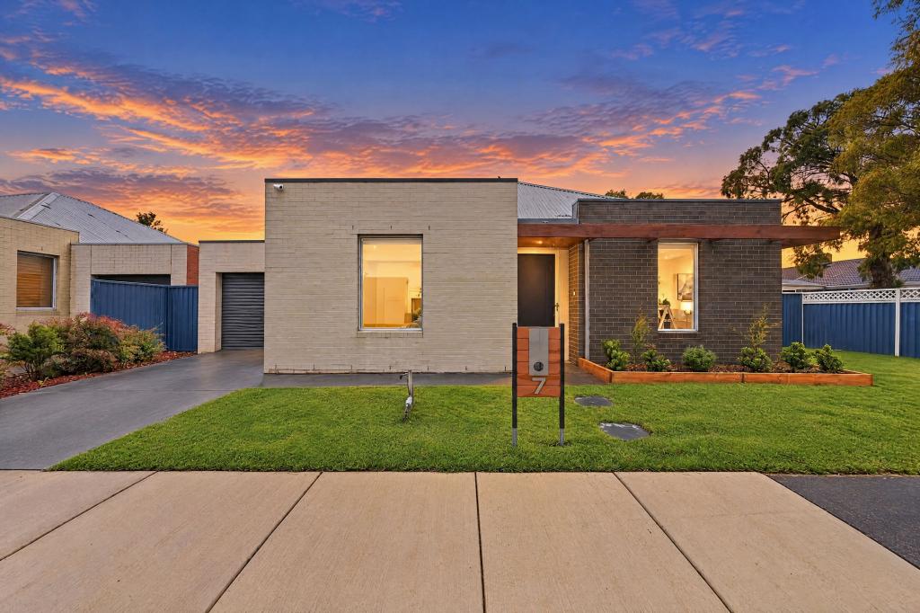 7 Paperbark Dr, Pakenham, VIC 3810