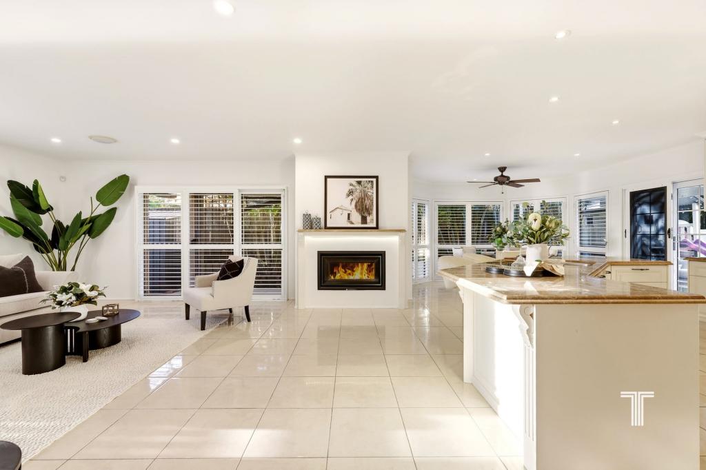 8 Forest Pl, Carindale, QLD 4152