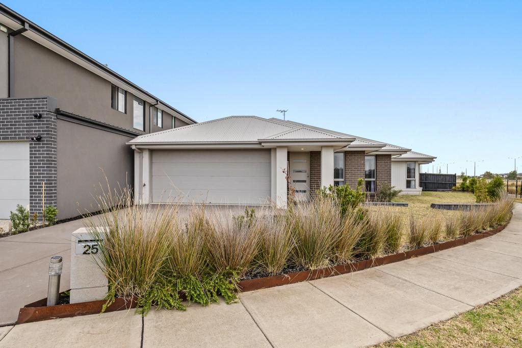 25 Tarnbeck Cct, Clyde North, VIC 3978