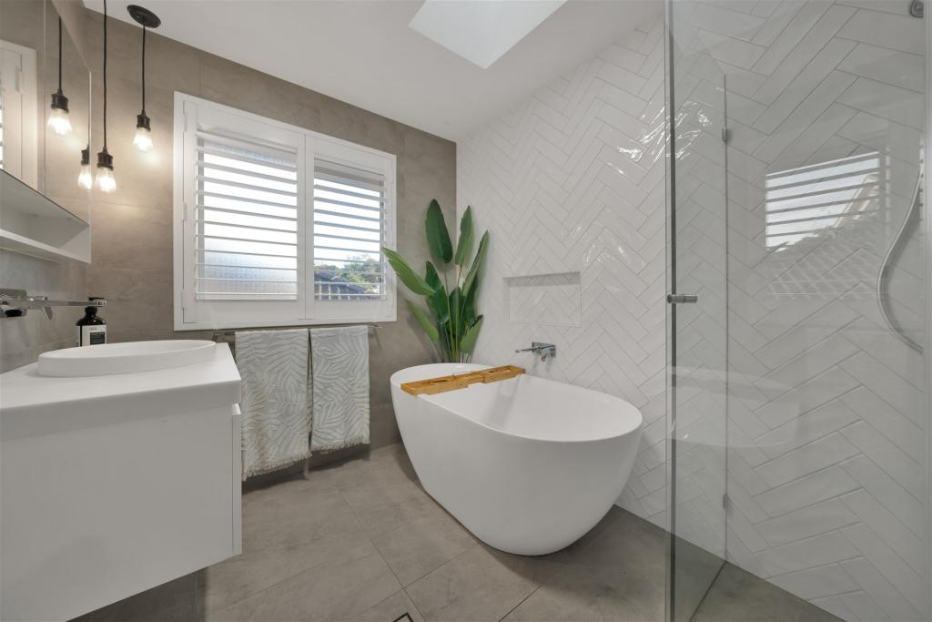 35 Bataan Cct, Bateau Bay, NSW 2261