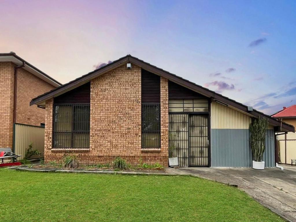 20 Enfield Cl, St Johns Park, NSW 2176