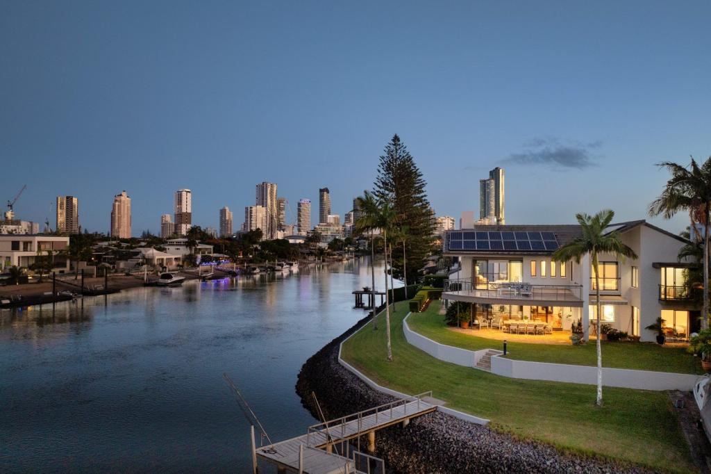 2 Beverley Cres, Broadbeach Waters, QLD 4218