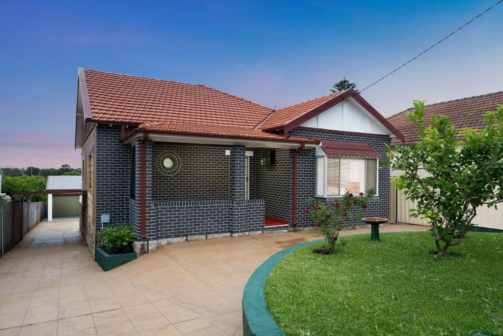 4 LASSWADE ST, ASHBURY, NSW 2193