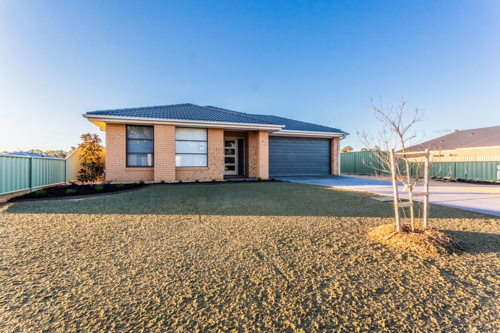 11 EMMYLOU PL, MOAMA, NSW 2731