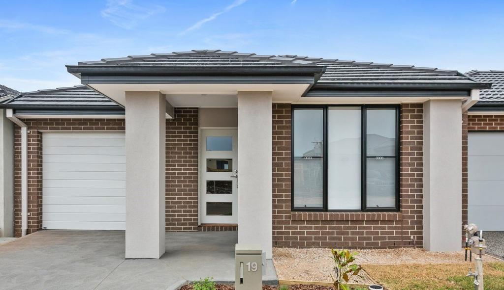 19 Delhi Gr, Rockbank, VIC 3335