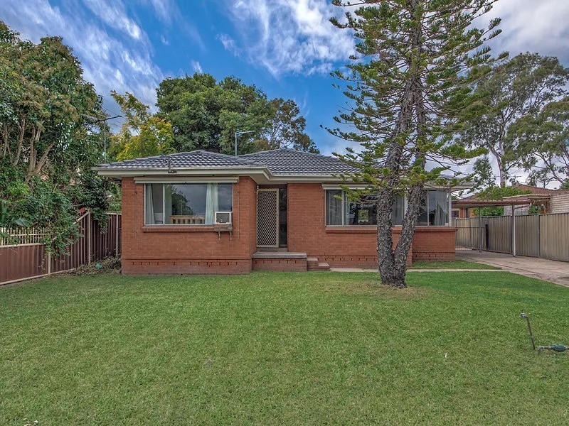 60 Surrey St, Minto, NSW 2566