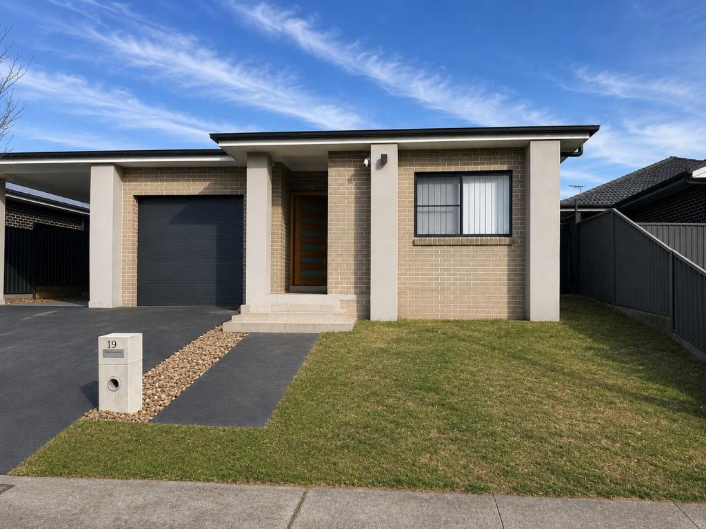 19 Mcguanne St, Campbelltown, NSW 2560