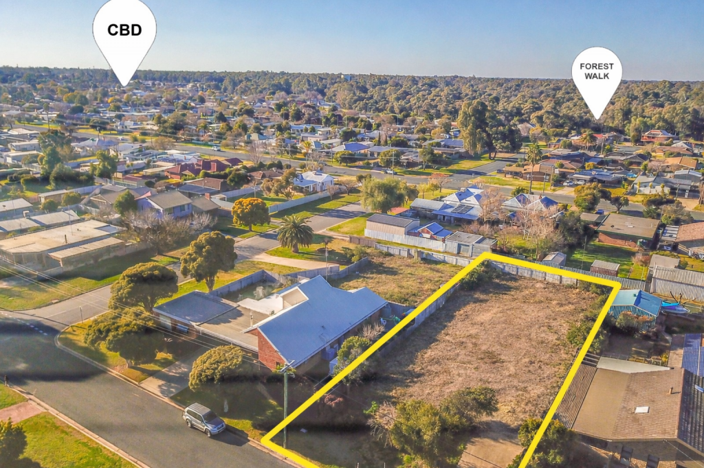217 WARING ST, DENILIQUIN, NSW 2710
