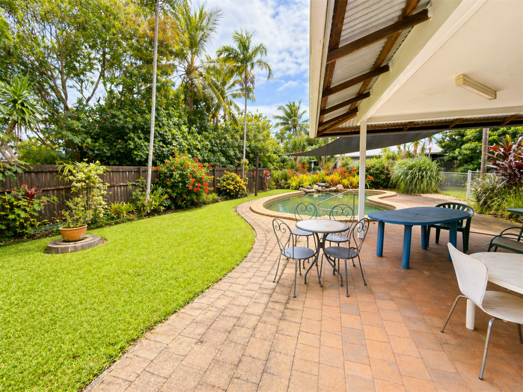 9/389-397 Mccoombe St, Mooroobool, QLD 4870