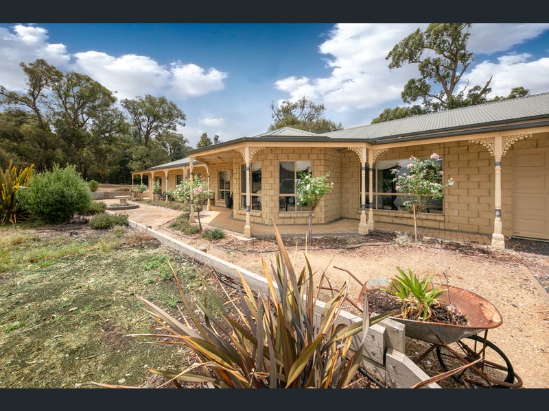 88 WOODVALE CRES, LANCEFIELD, VIC 3435