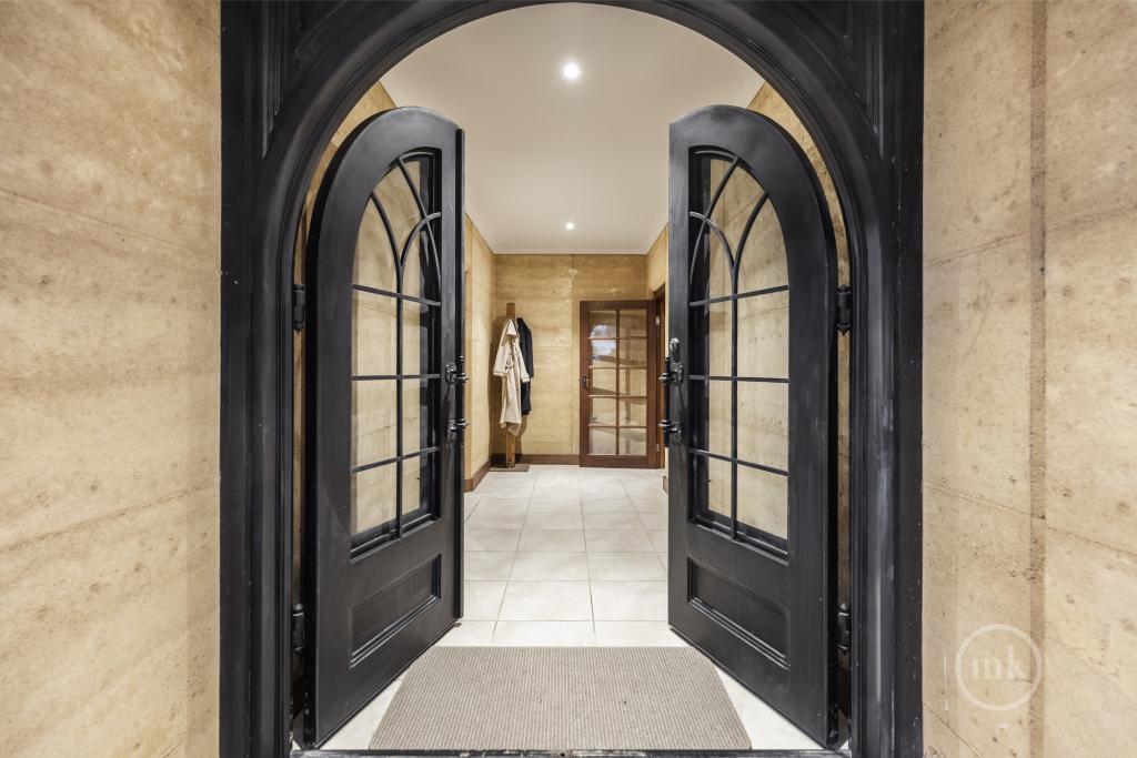 136 CHARLES STURT DR, DOREEN, VIC 3754