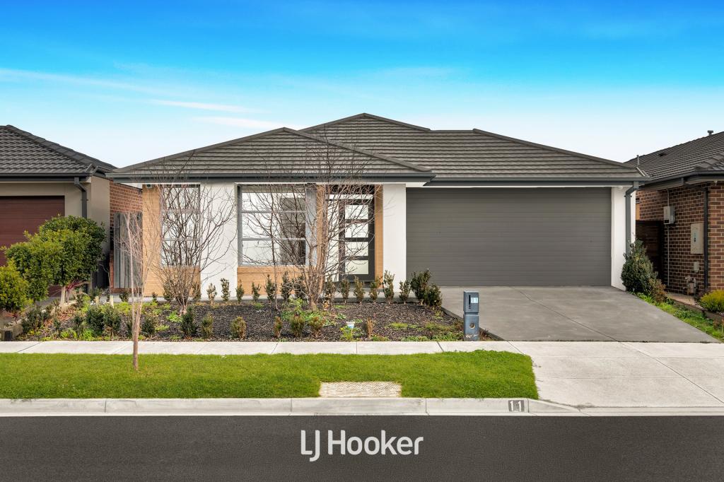 11 PARLIA ST, CLYDE NORTH, VIC 3978